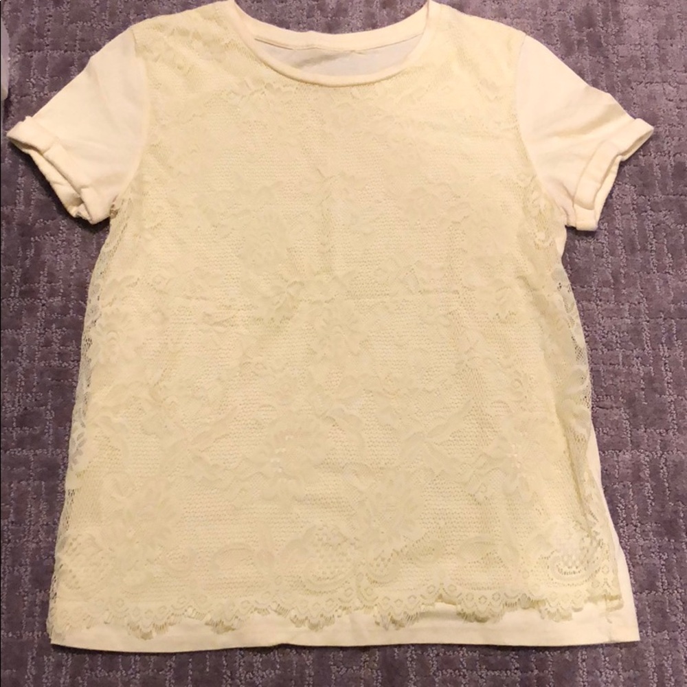 Adorable lace t shirt 💛🌻